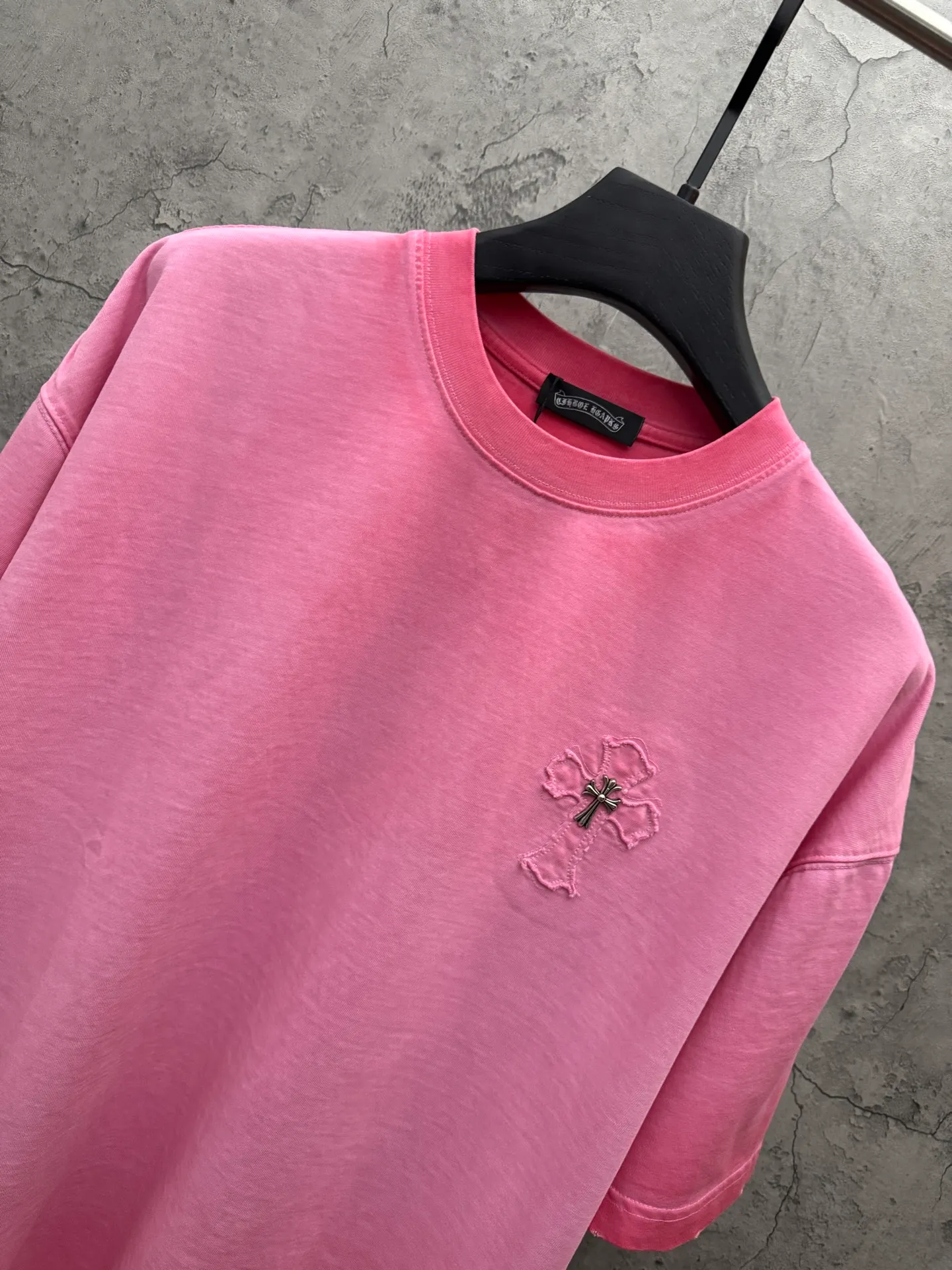 P200 top version, real shot without P, ​​different from market currency) 𝗖𝗵𝗿𝗼𝗺𝗲 𝗛𝗲𝗮𝗿𝘁𝘀/Croxin 2026 spring new original single counter American laser burnt patch embroidered couple short sleeves 👑The highest version! Customized fabric 330g, washed and fried. Best-selling model at the counter. Very comfortable to wear. Accessories: Original molded and authenticated collar label➕100% silk wash label. Genuine purchase-grade original hangtag➕matching hanging rope➕3D hanging beads➕original packaging bag. Craftsmanship: The original version has consistent wiring! The highest version of the armhole matching technique! Color: Khaki Black Rose Red Light Blue Purple Size: S M L XL Style Number: 26-2002